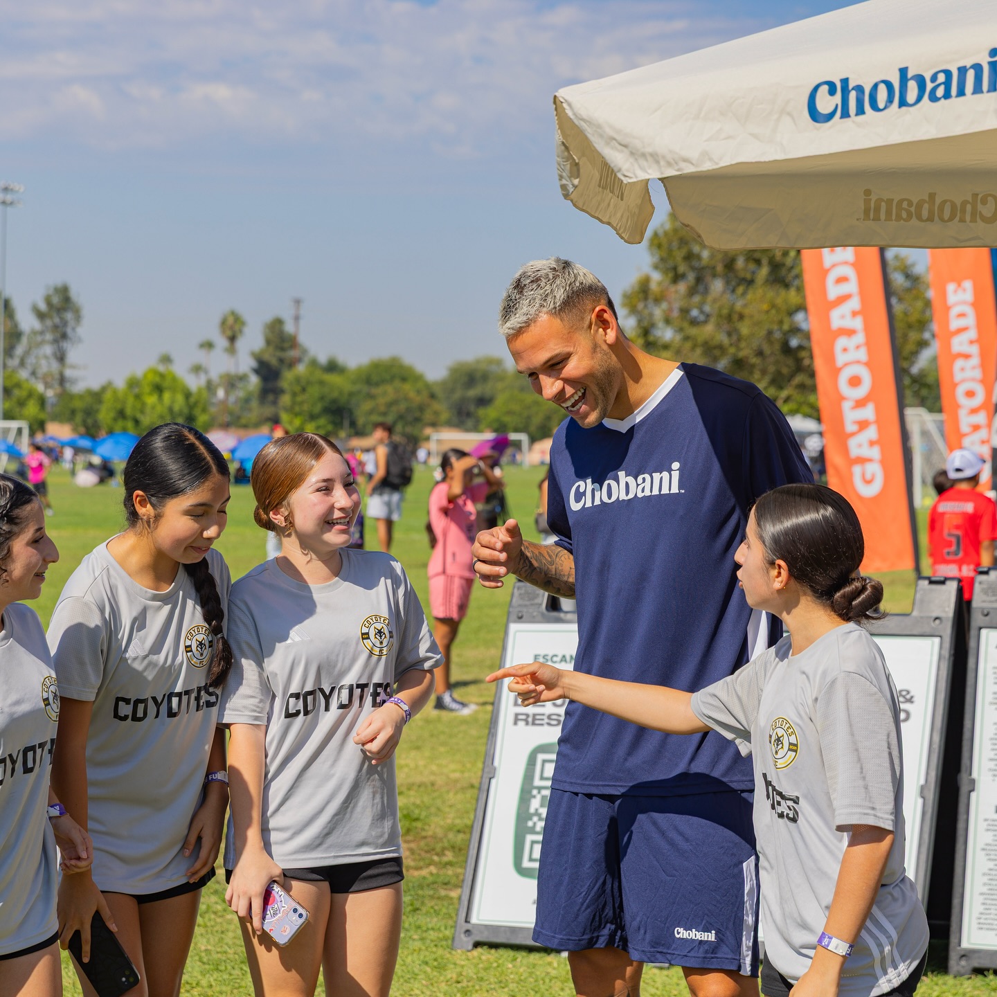 Christian Ramirez with youth players at a Chobani activation on the Alianza de Fútbol Tour.
